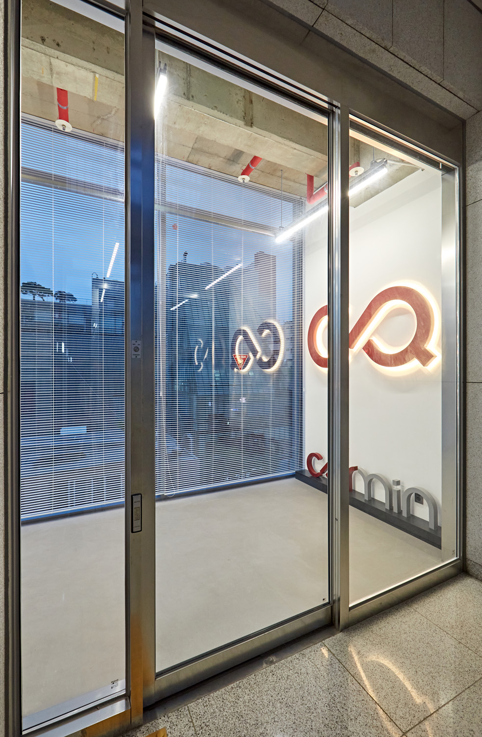 红色螺旋楼梯夺目，55 平 IT 公司办公室设计-20