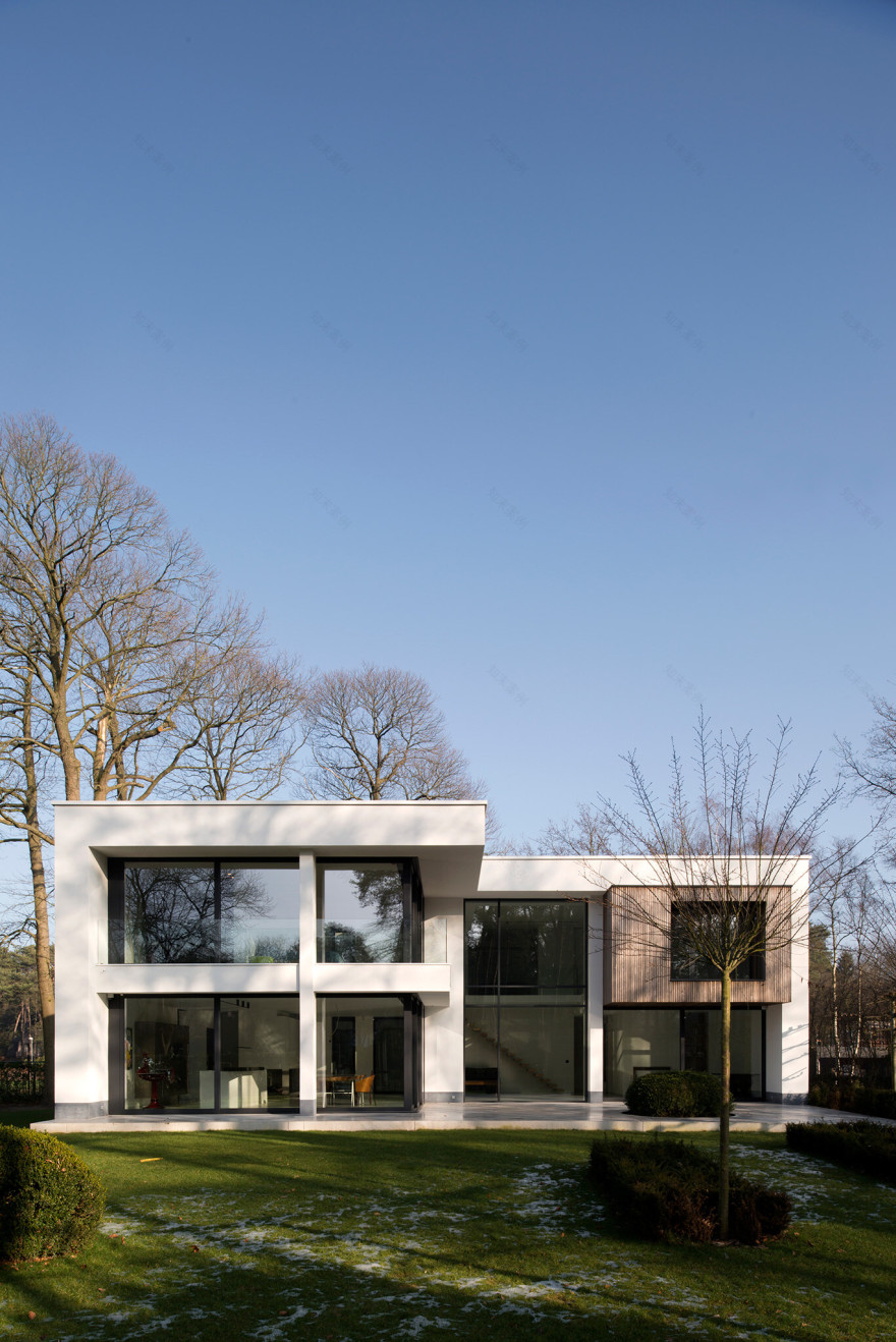 比利时现代住宅中的轻质透明旋转门设计-13