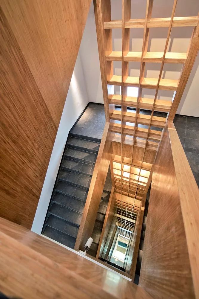 民宿设计，不论是重建或扩建、运用设计的加法或减法、还是采用在地材料，不仅能使荒废破旧的乡下老宅焕然一新，也能重塑一方水土。-98