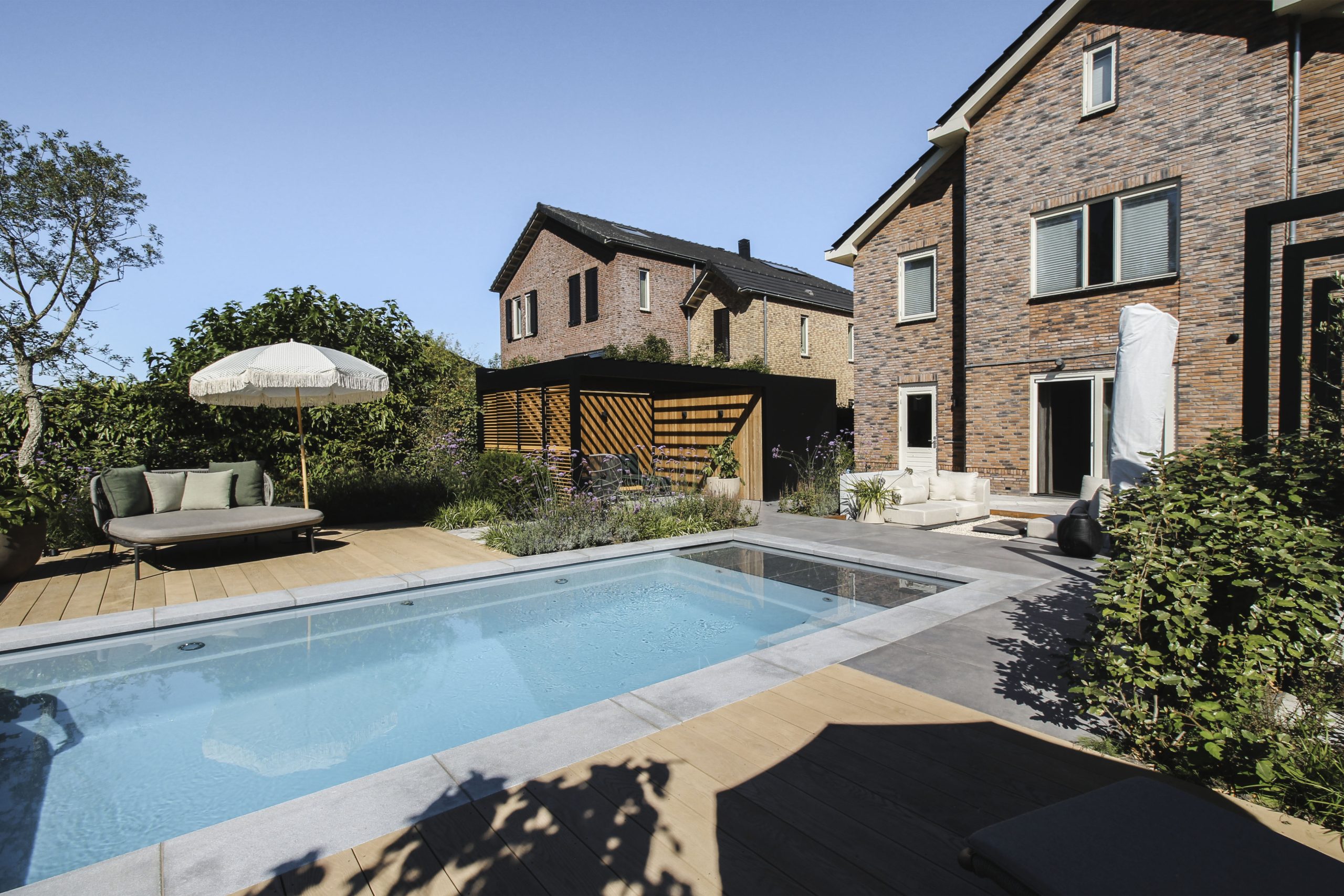 Tuin make-over met een overkapping, tuinmeubelen & zwembad-0