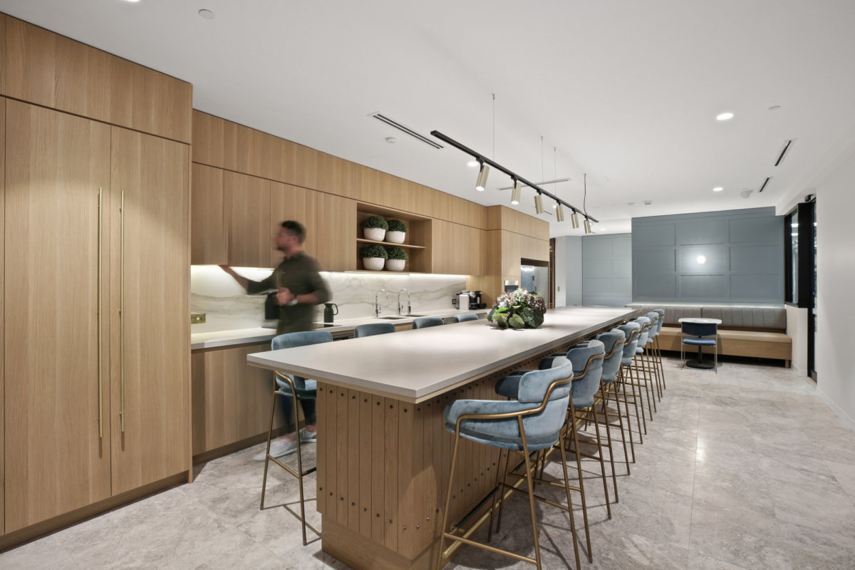 悉尼顶级私募公司高雅精致办公室设计-15