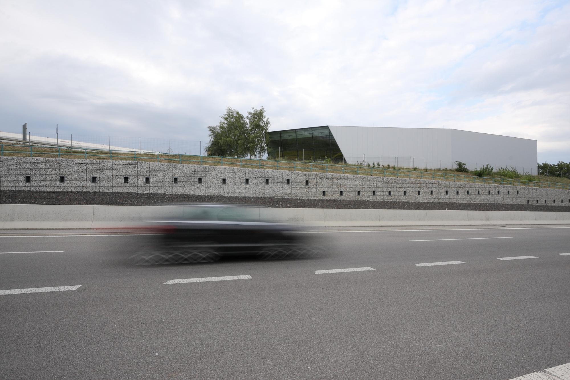 高速公路旁的透明办公建筑-13