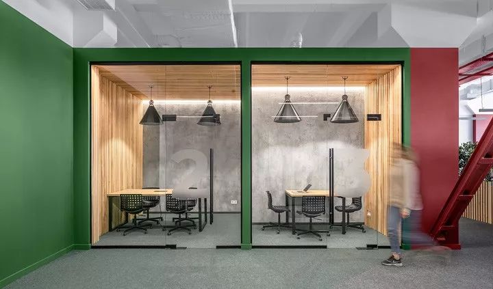 乌克兰 AmoMedia 办公室 | 工业风与活力的红绿碰撞-8