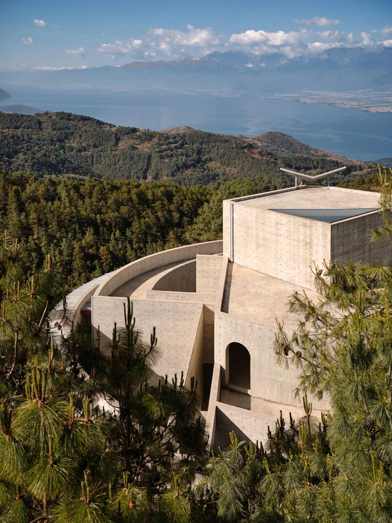 在洱海边爆红后，八旬用12年造伙山酒店，一砖一石皆用情-66