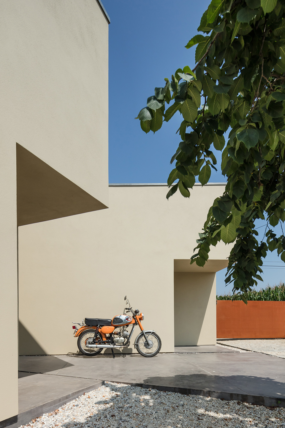 田野间的办公楼，葡萄牙 / Nelson Resende Arquitecto-15