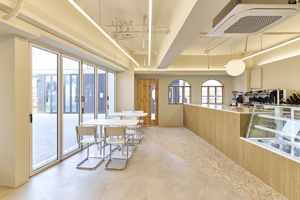 白色与木纹的优雅融合 | 15 坪小空间的精美咖啡厅设计-6