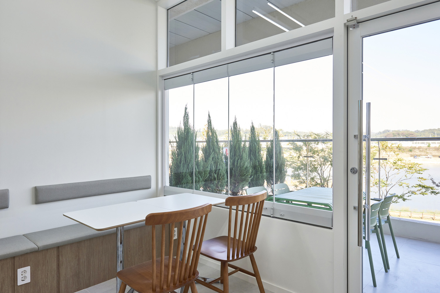 "白色简约设计的 13 平米小空间咖啡厅"-10