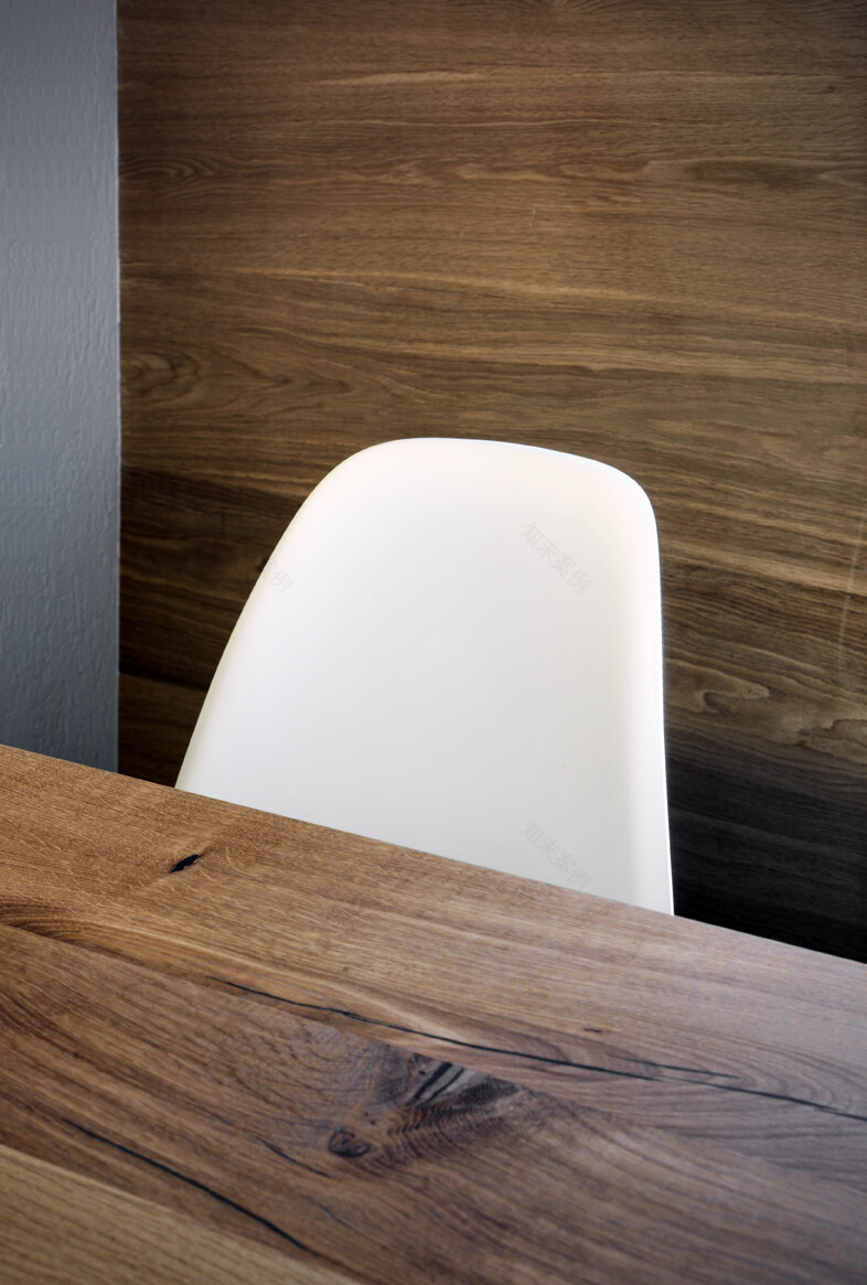 意大利"红窗"公寓,独特木构造室内空间-21