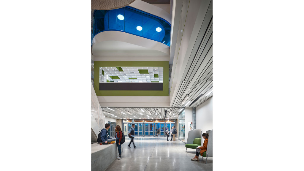 废弃办公楼变身高中新典范-11