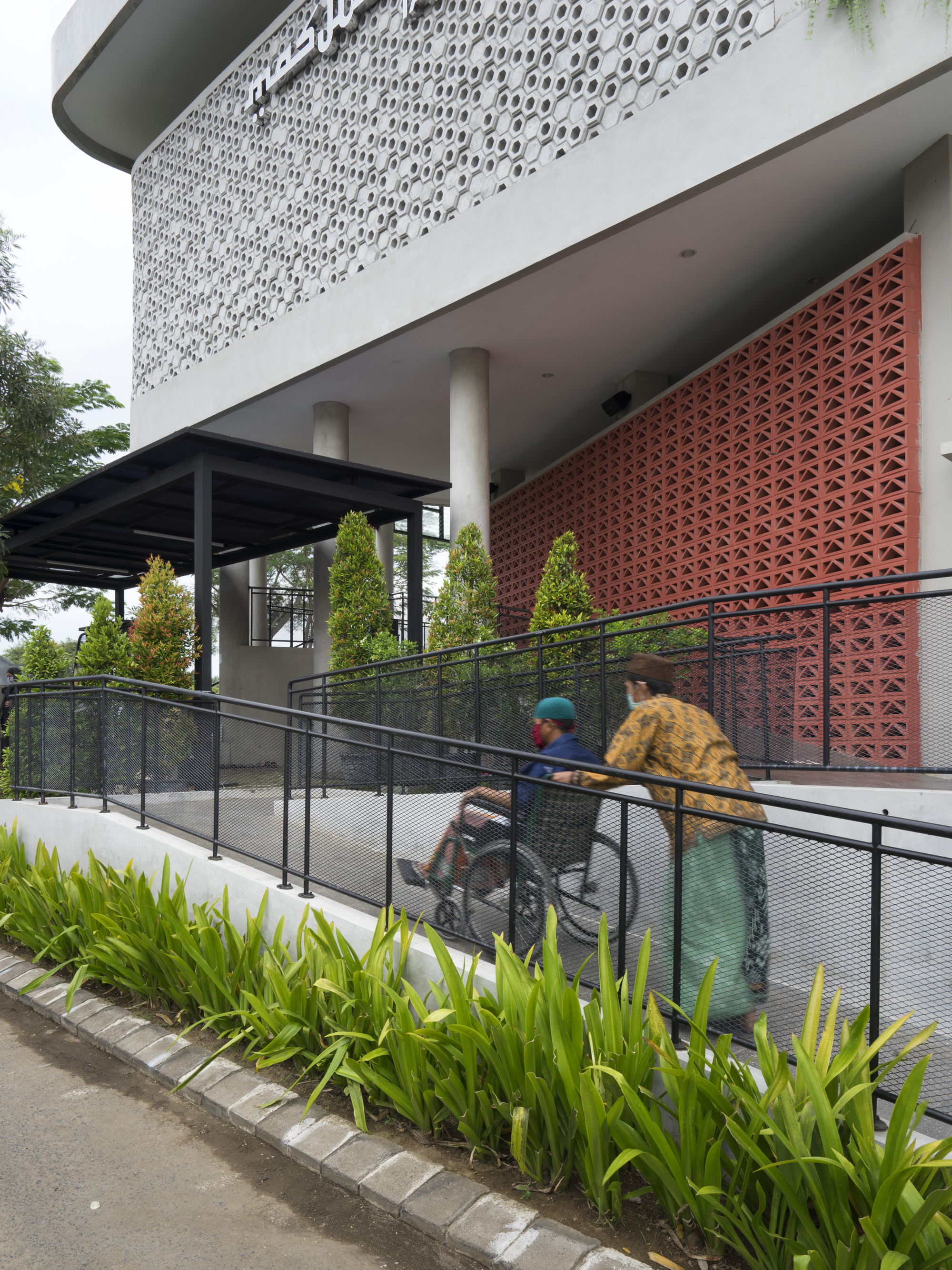 Honeycomb Mosque / Andyrahman Architect-45