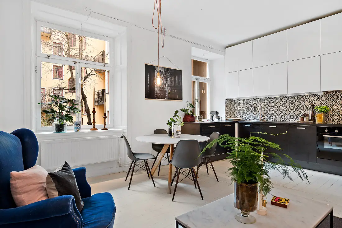 色彩强烈的两室一厅设计 | 深蓝与水泥的完美融合-4