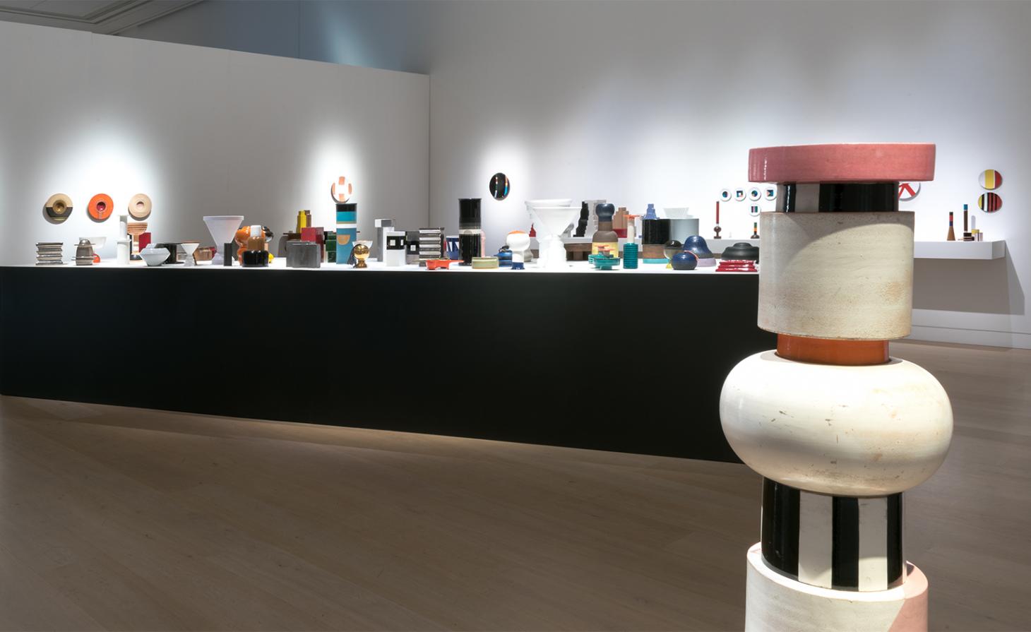 惊艳伦敦 | 150 件 Ettore Sottsass 陶瓷作品亮相 Phillips 画廊-23