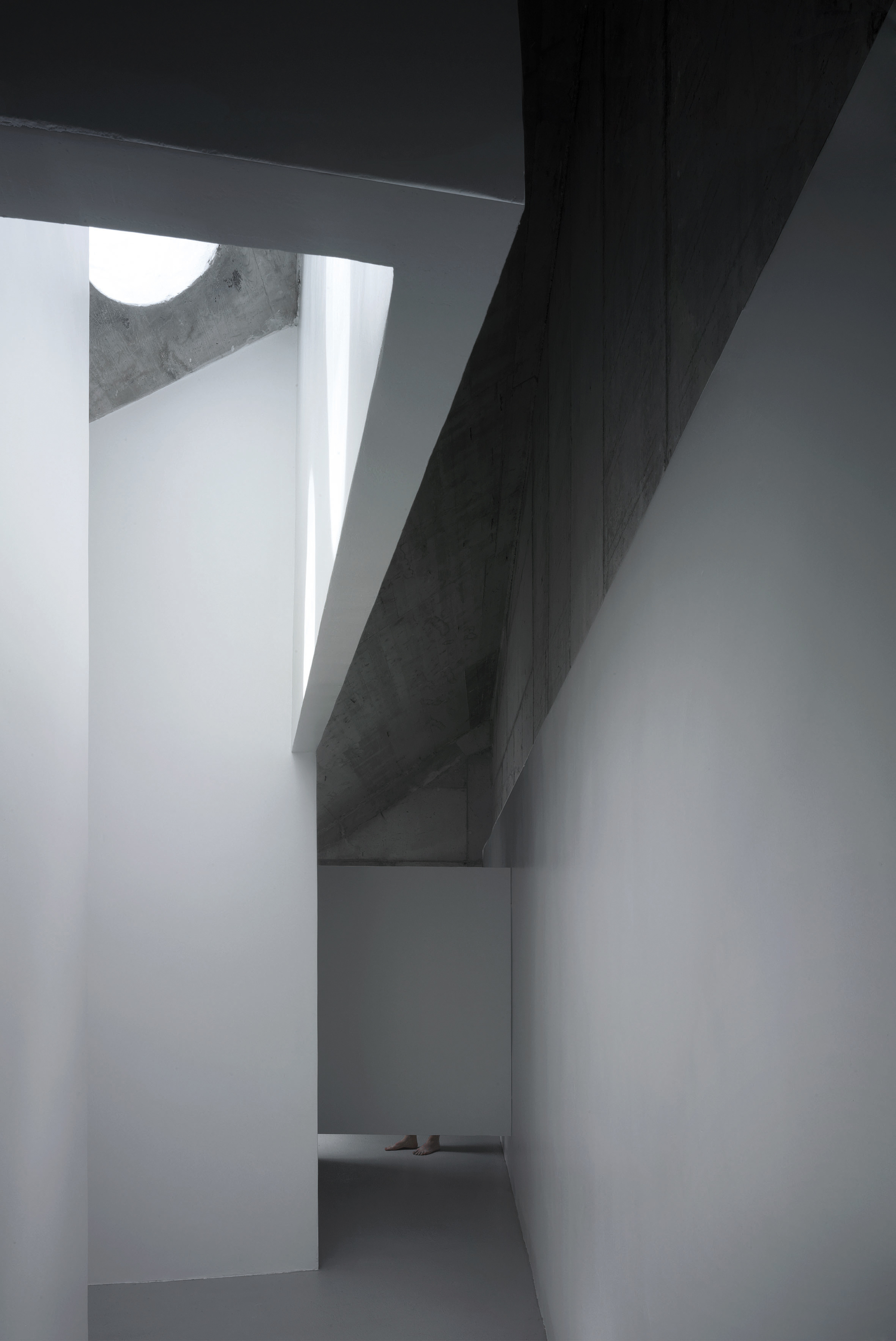 Public Pool on a Urban Artificial Valley / DJ Arquitectura-27