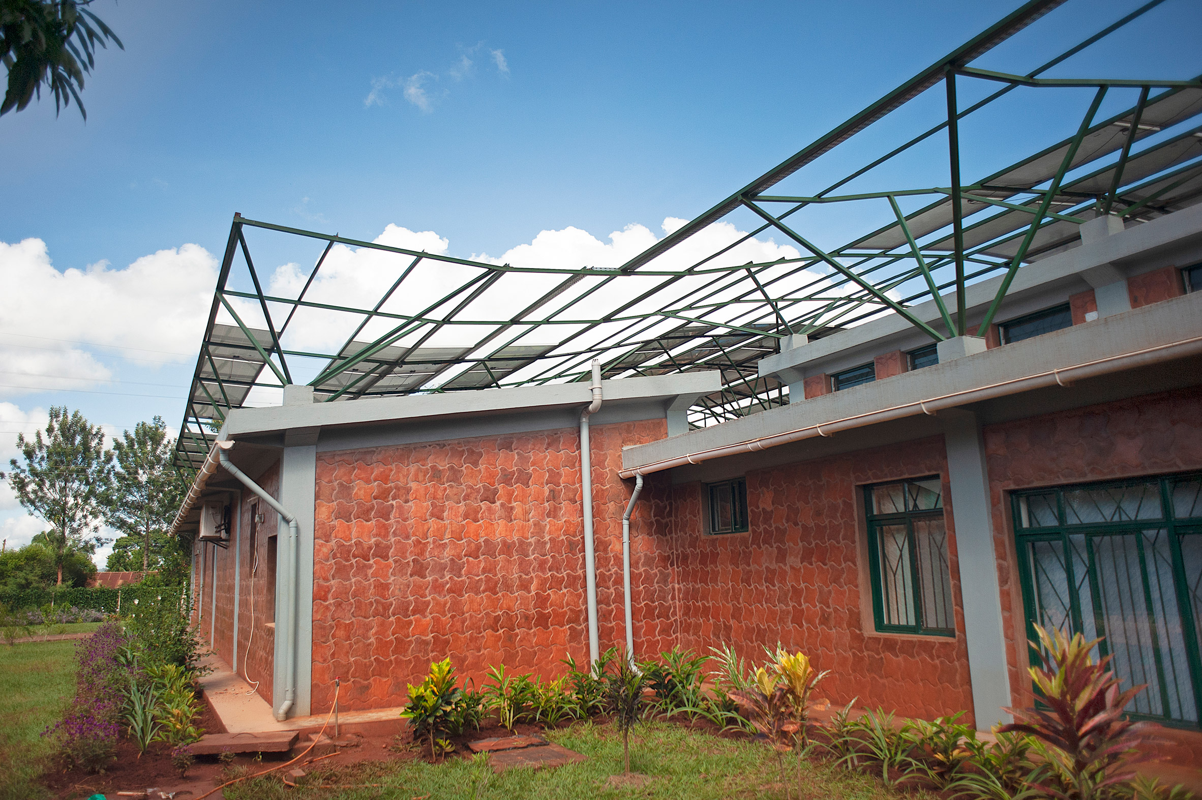 乌干达手术设施 | 太阳能板覆盖的模块化红砖建筑-20