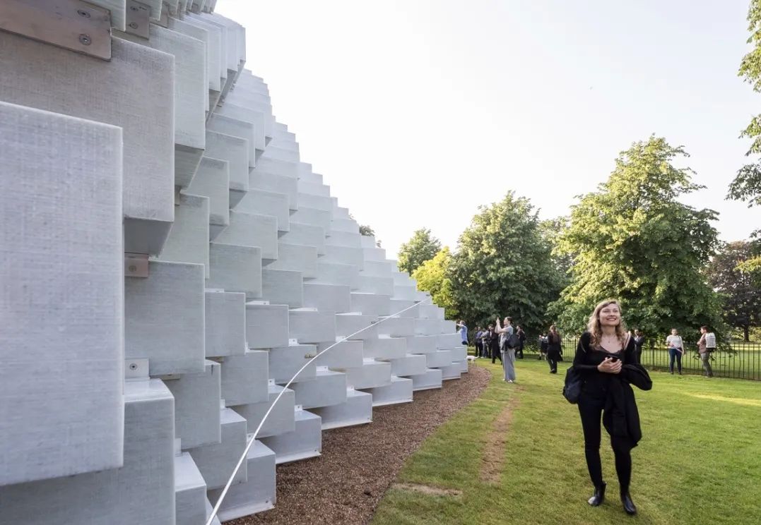 伦敦蛇形展馆"解构"之墙-38