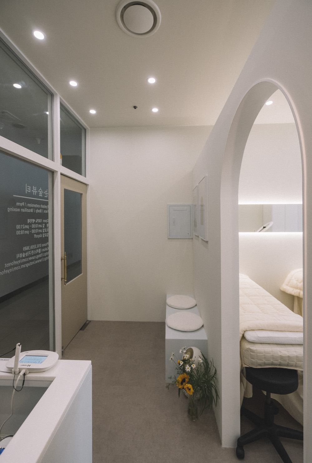 简约时尚 8 平米美妆店设计-14