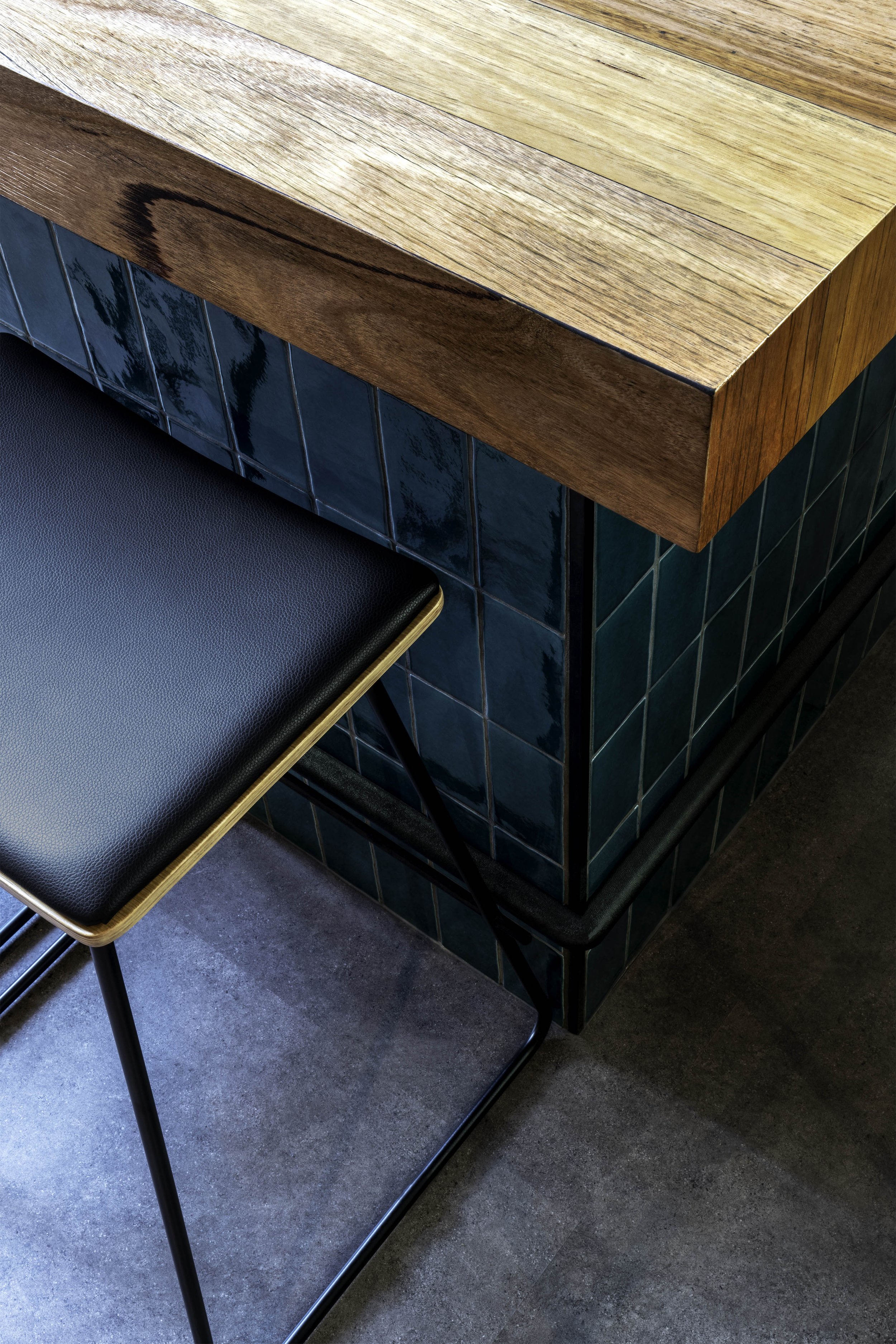 下普伦蒂酒类专卖店

注：LOWER PLENTY是一个地名，可音译为下普伦蒂 ，LIQUOR常见意思为酒类；酒吧 ，这里结合语境推测为酒类专卖店 丨Becon-10