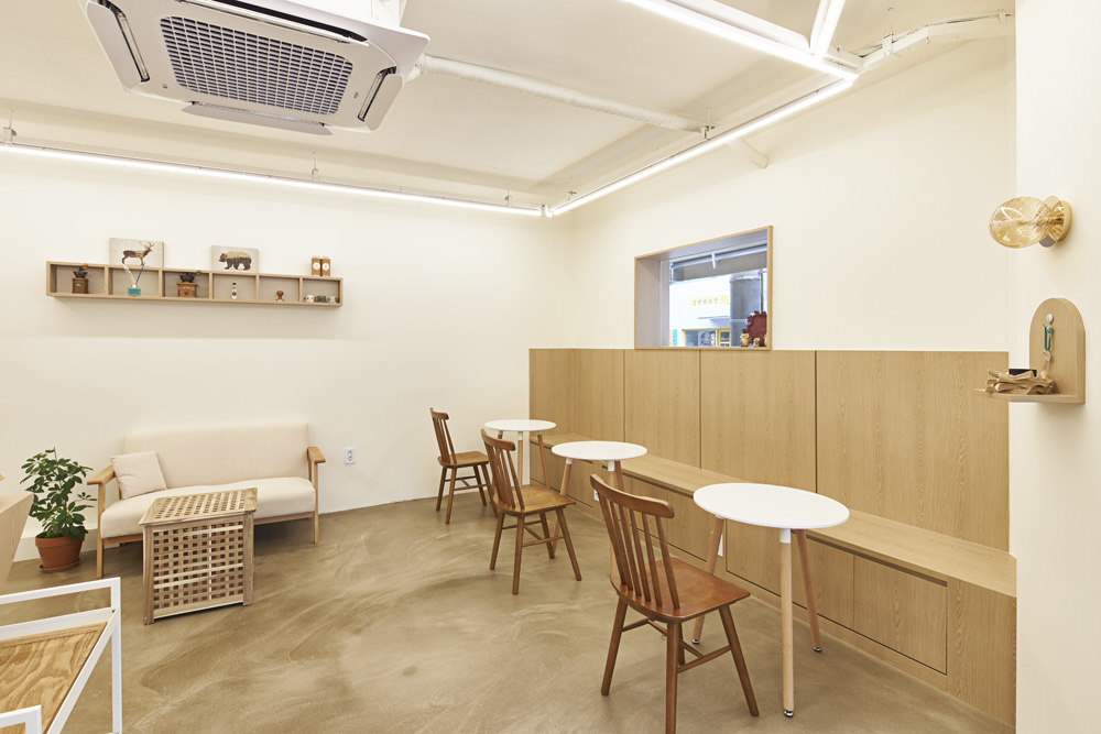 首尔 8 坪温暖咖啡馆，诠释白色木质调氛围-3