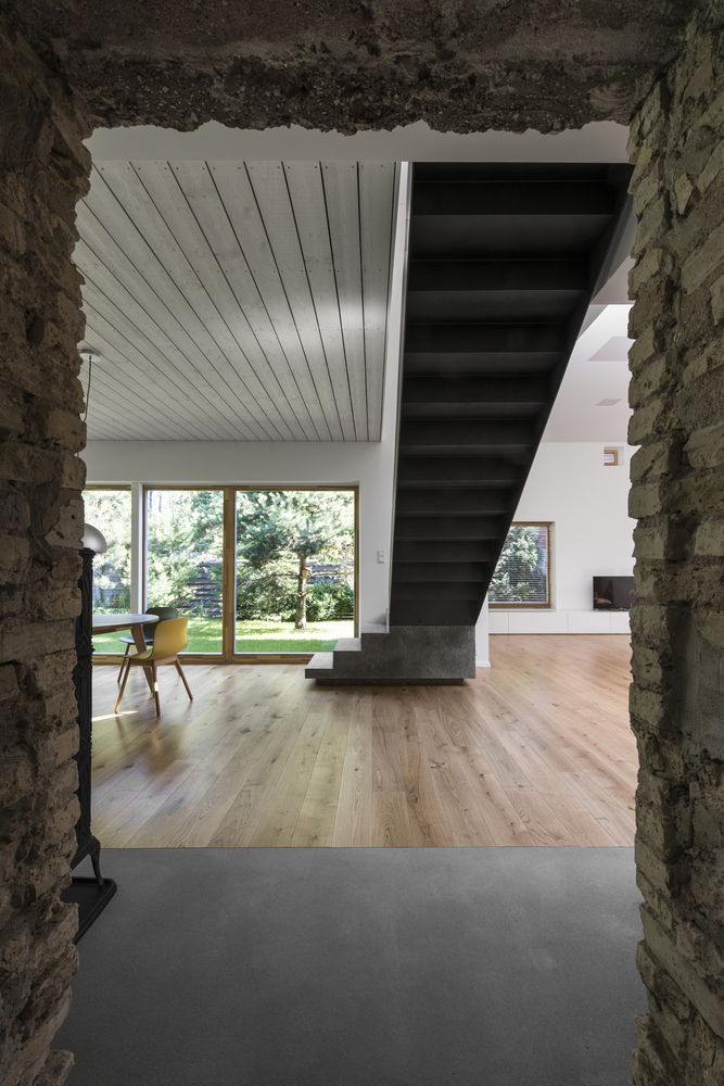 松树林中的现代住宅-20