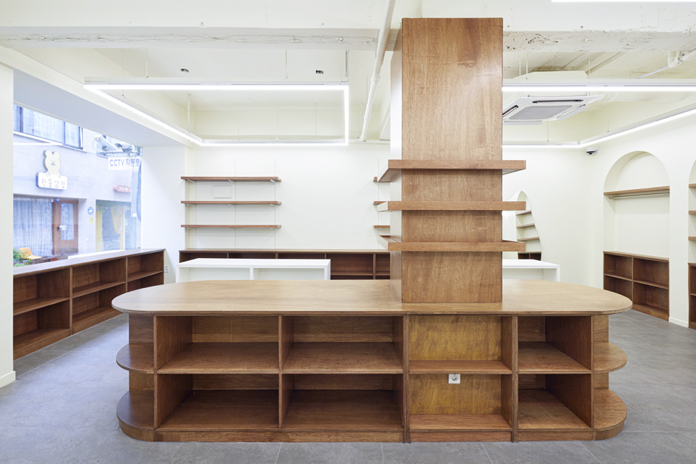 白色与木质 | 极简主义家具店的设计亮点-5