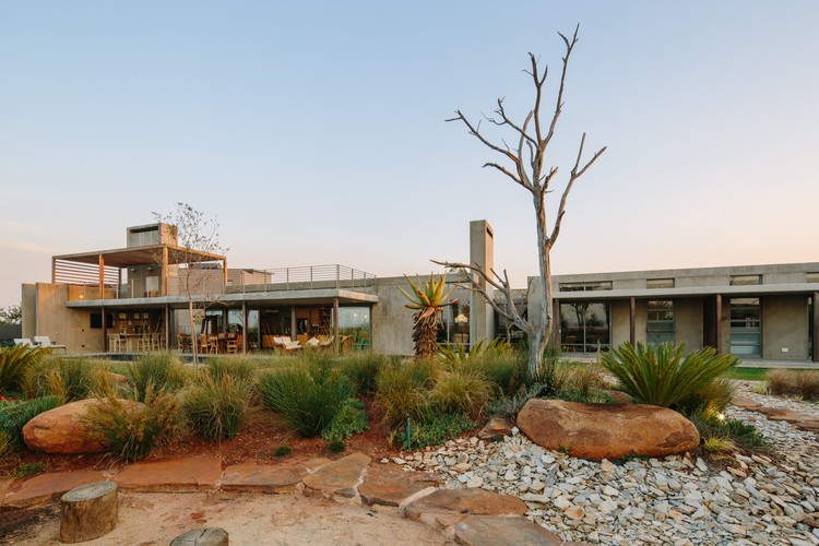 南非约翰内斯堡脊柱墙住宅——现代与自然的完美融合-38