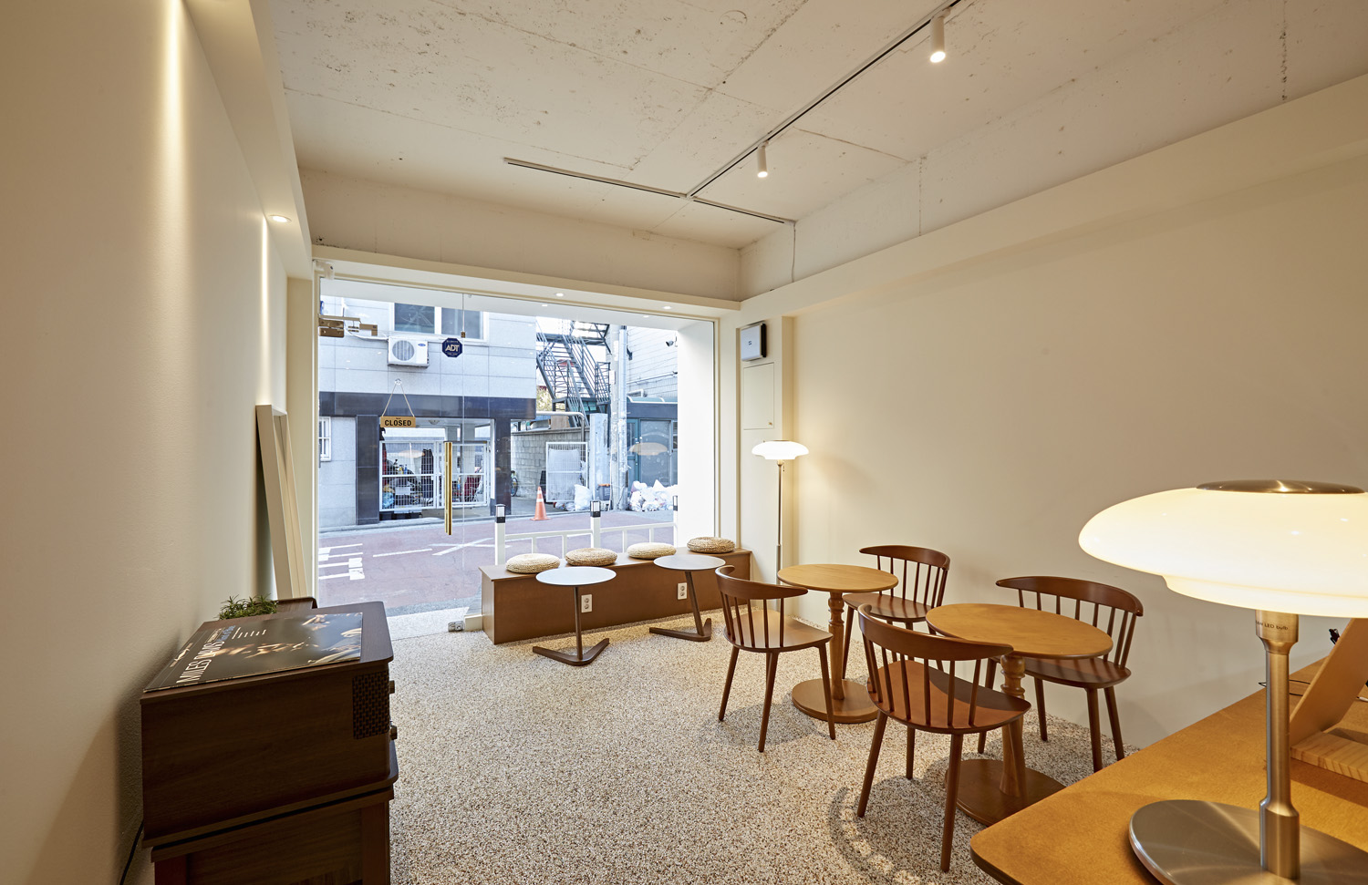 十平米简约咖啡馆，Manoah 诠释白色与木质魅力-7