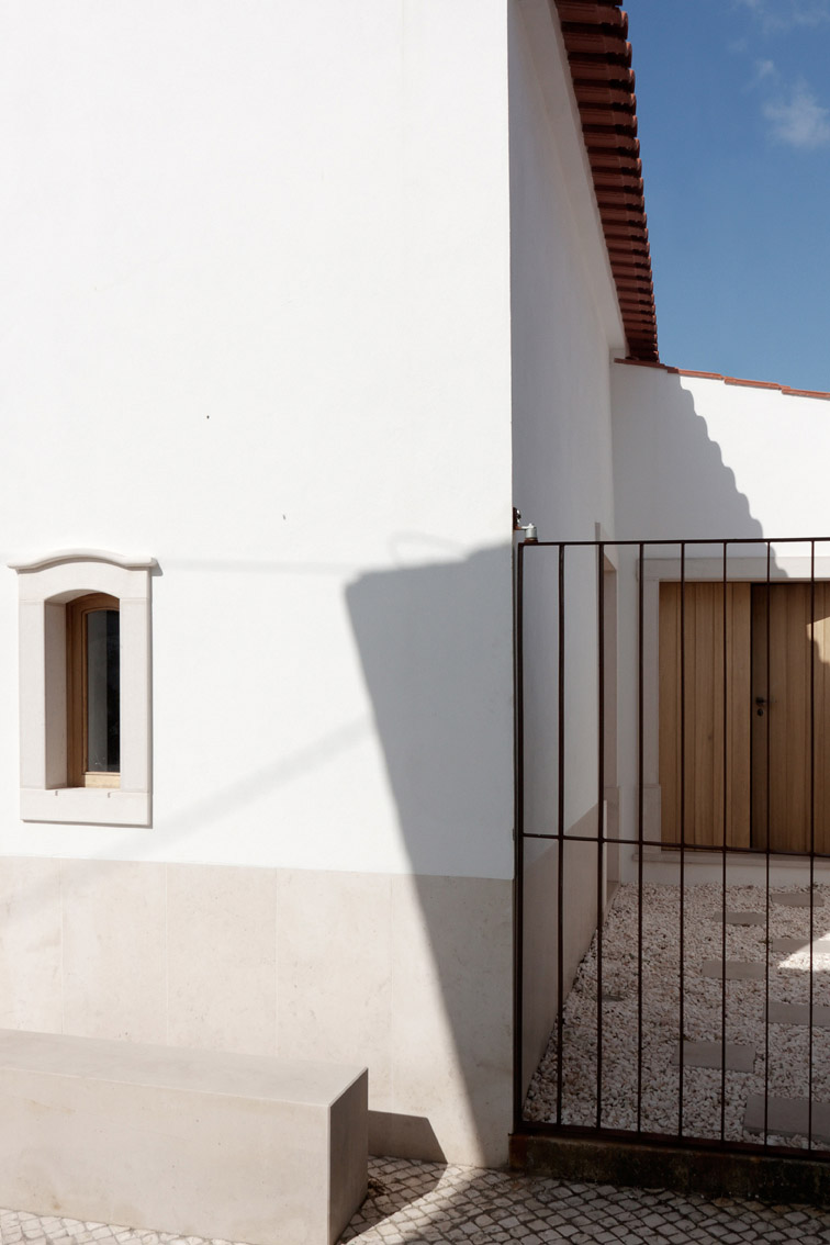 小镇教堂改造,葡萄牙 / Bruno Lucas Dias Architecture-11