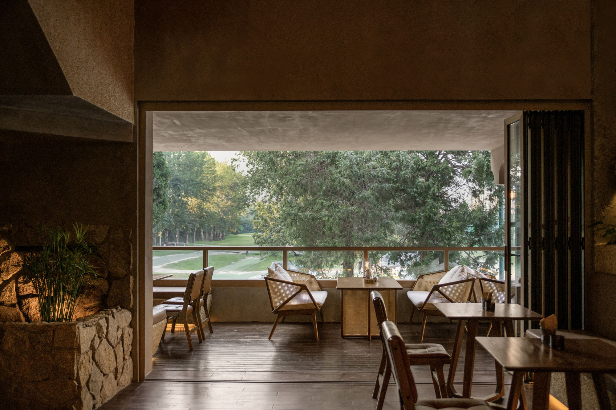 The Bond by hide&seek Bar & Restaurant / DAGA Architects-11