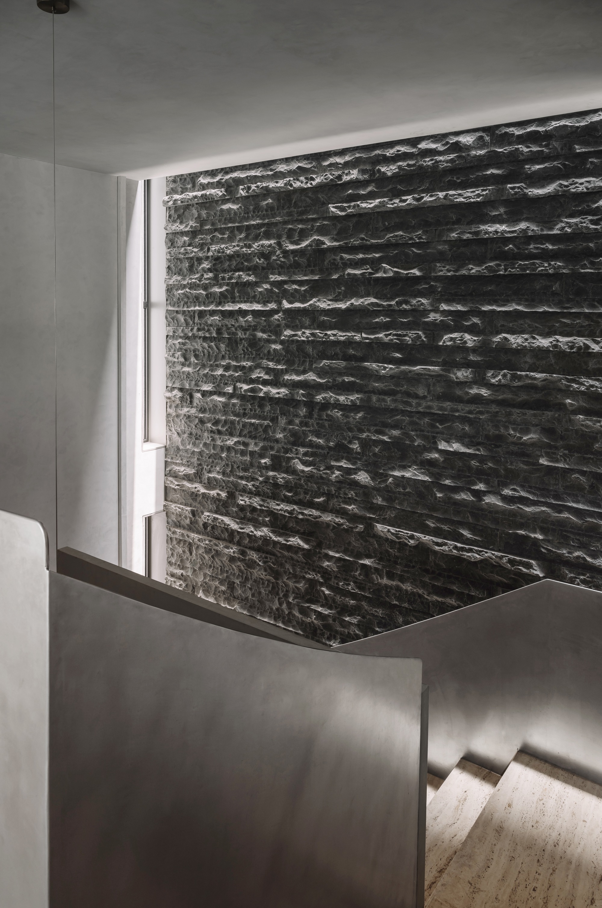 雕琢而成的静居之所住宅
注:Sculpted有经过雕琢的意思 ,Sanctuary有庇护所;安静的地方等意思,House就是住宅、房子这里整体结合起来这样翻译较能体现整体含义如果从更宽泛的建筑相关语境也许简单可译为雕琢风静居住宅 ,但具体需根据实际背景来定 丨印度丨D'WELL-35