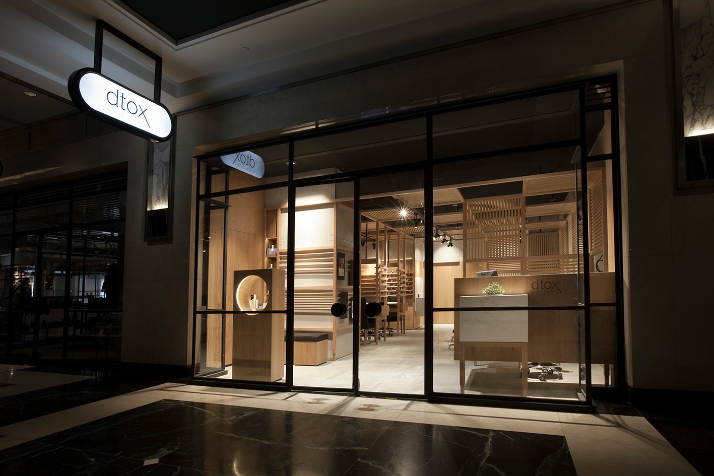 橡木环抱下的温暖 SPA 空间-9