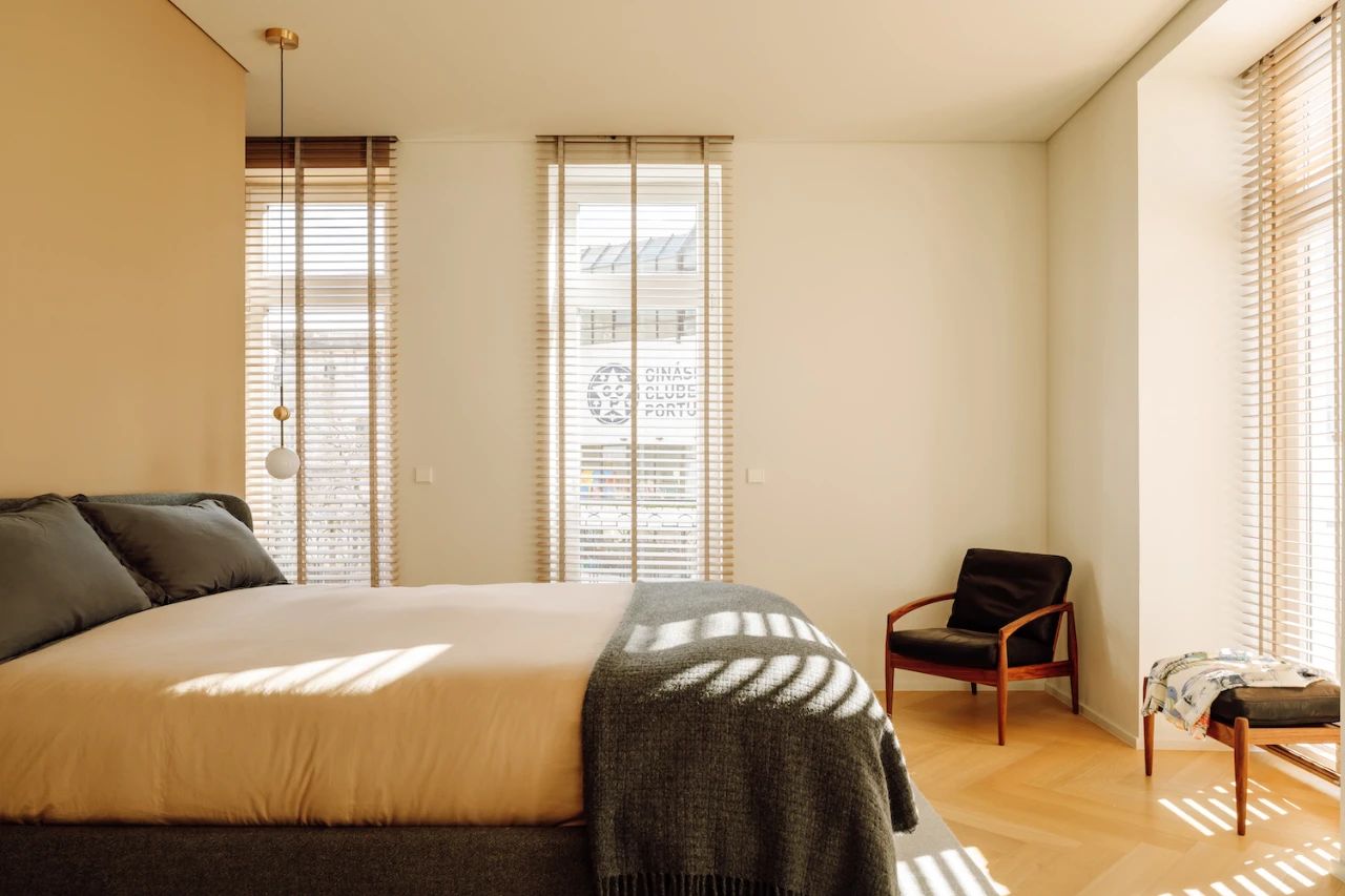 美国现代复古混搭平层设计案例丨葡萄牙里斯本丨Maison Amarande-23