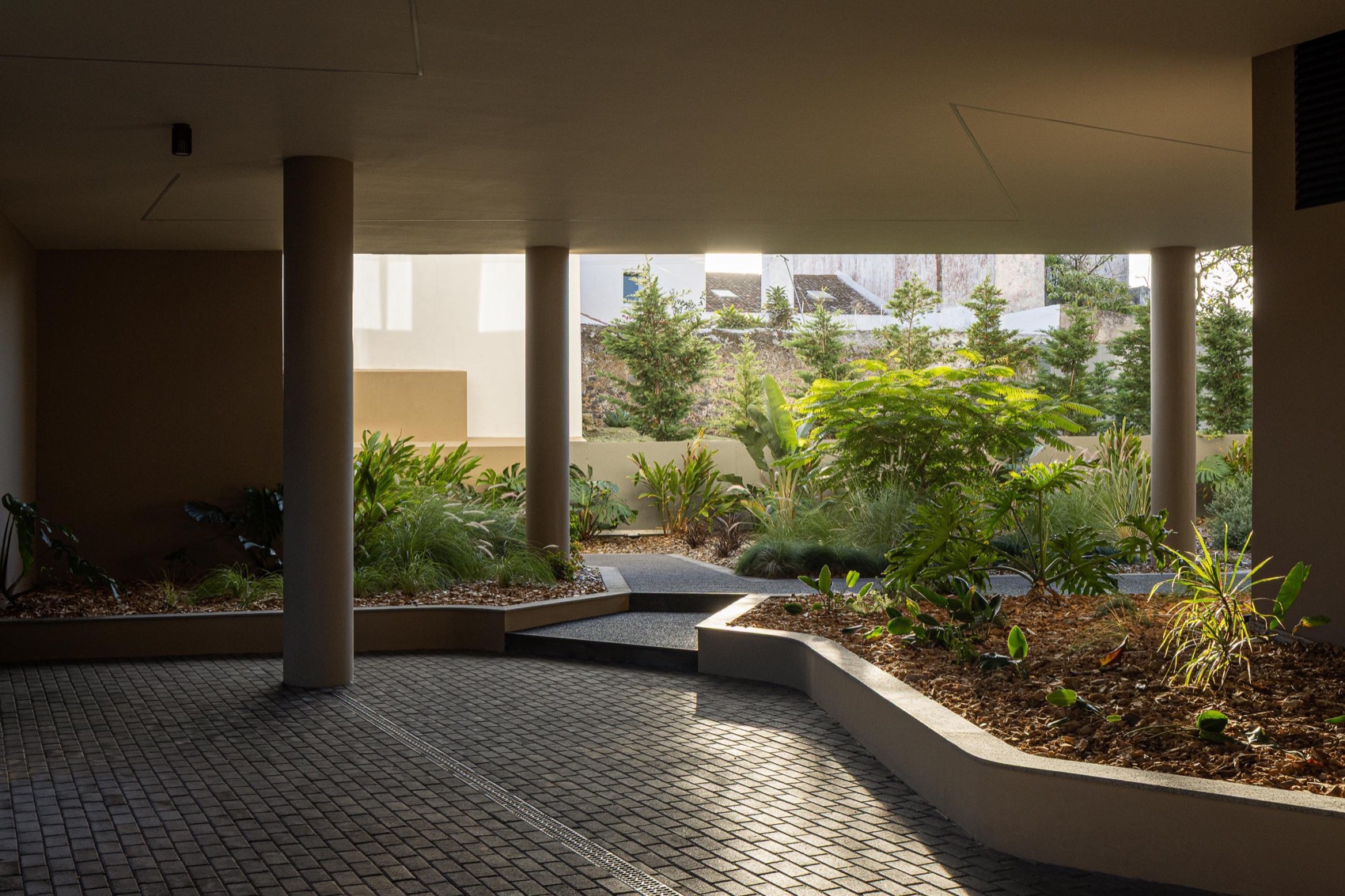 ERNESTO DO CANTO住宅区丨葡萄牙蓬塔德尔加达丨BOX arquitectos-234