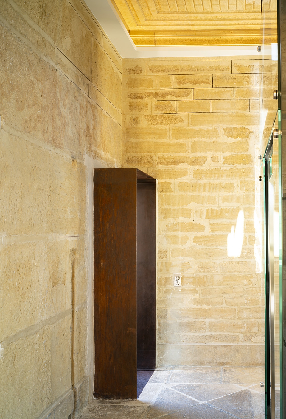 西班牙 Piedra 大楼翻新 | 纯手工石砌艺术的现代诠释-25