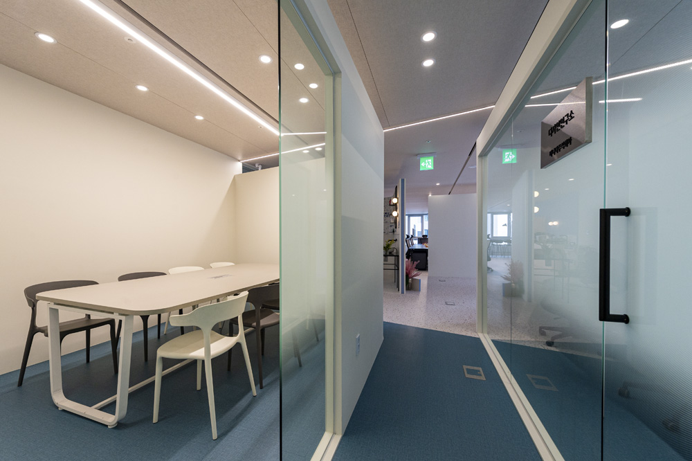 VANADA 办公室 | 简约白调的 75 平米商务空间-10