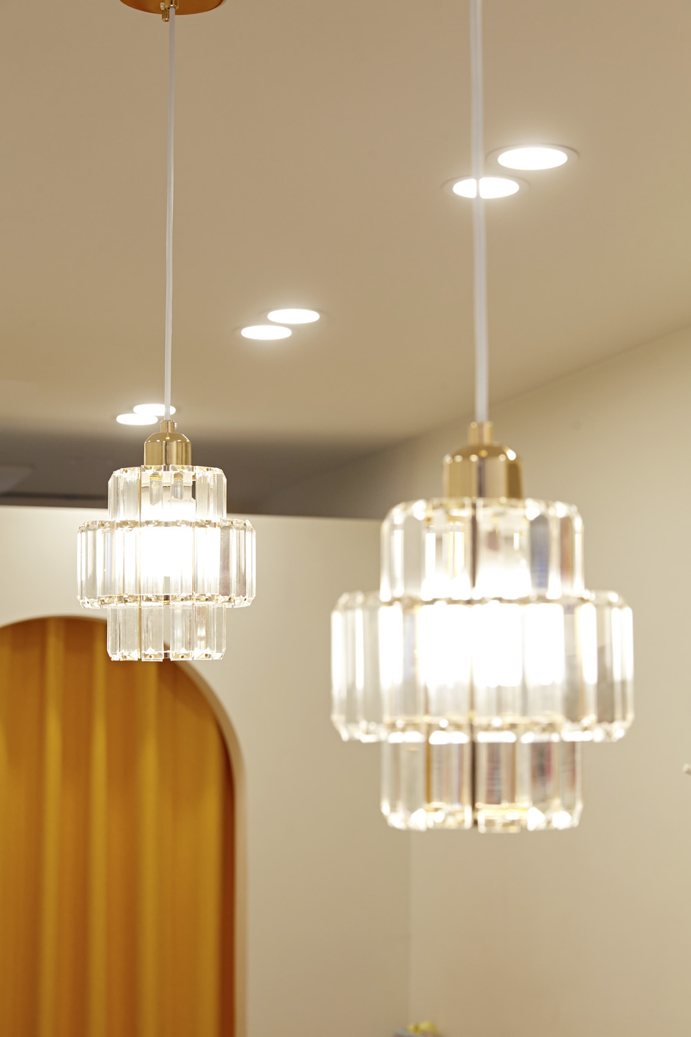 白色简约小型指甲沙龙设计-13