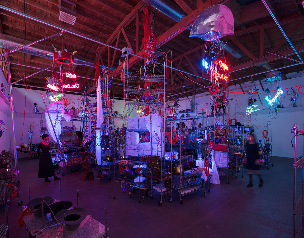 混沌中的诗意的 Jason Rhoades 装置艺术展-41