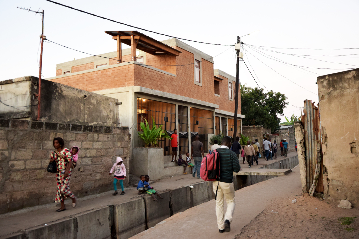 Compact Housing in the Informal Settlements of Maputo  Casas Melhoradas-41