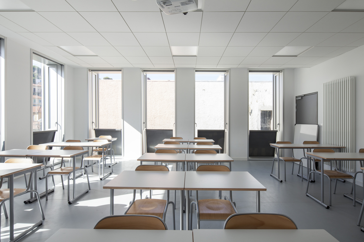 法国尼斯 Simone Veil 中学,融入环境的和谐设计-45