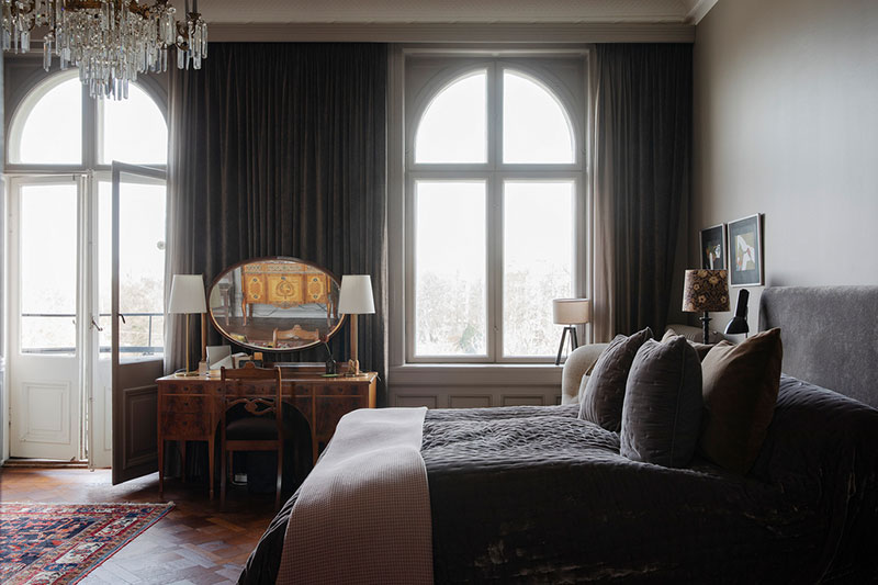 瑞典马尔默中心古典奢华风格的暗色调公寓设计-18