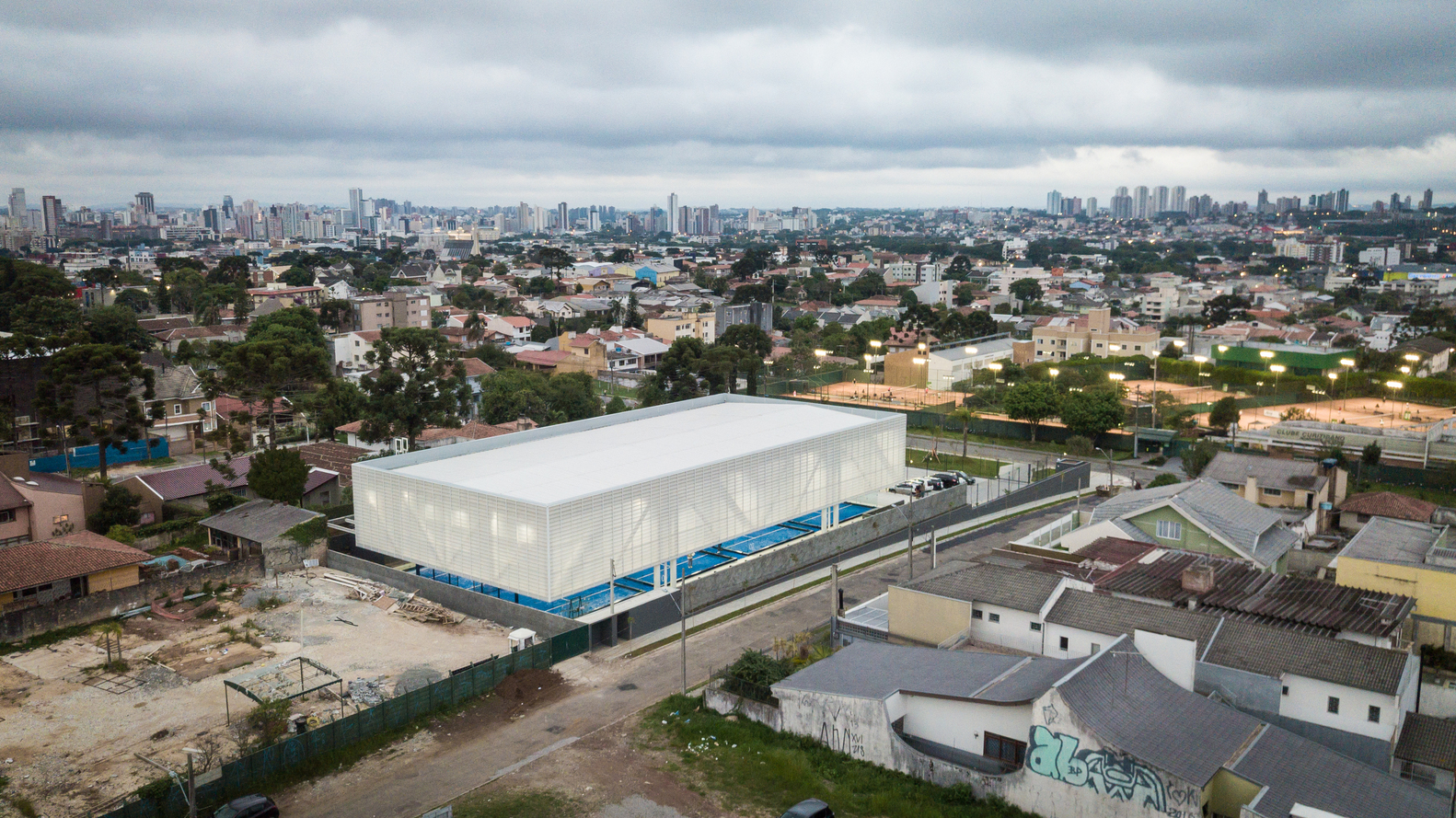 巴西 Curitiba 新 Padel Pavilion · 透明绿意运动天地-46