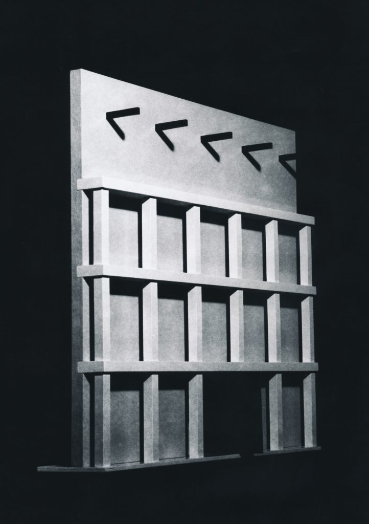 佩斯卡拉的一张新面孔

注：una facciata常见可理解为一张（新）面貌、外观等意，这里推测佩斯卡拉（Pescara）可能需要一个新的形象之类的意思，这种表述更符合大概语境，但由于缺乏更多背景信息，如果不符合要求请提供更多内容 丨意大利丨Antonio Monestiroli-20