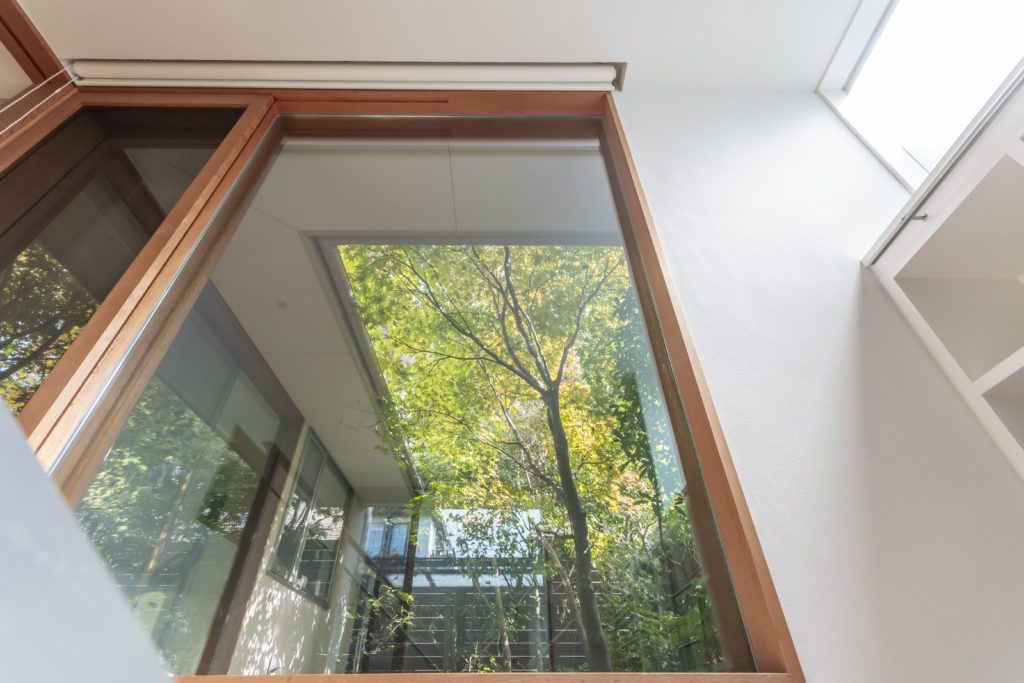 別荘地のように静かで緑に囲まれた家　緑と空の見える図書室でゆったりと本を読んで過ごす | Architecture | 100%LiFE-5