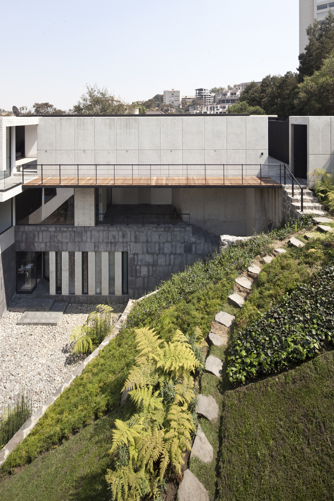 墨西哥陡坡上的绿意之家-31