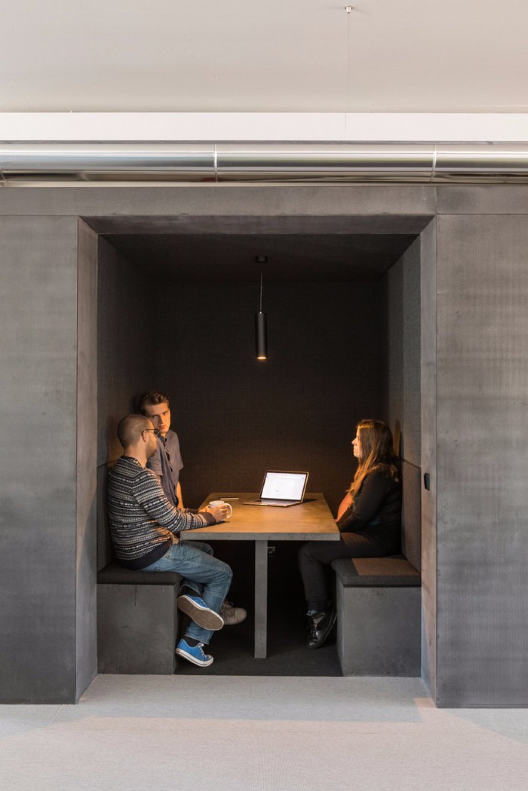 葡萄牙里斯本现代水泥风办公空间-7