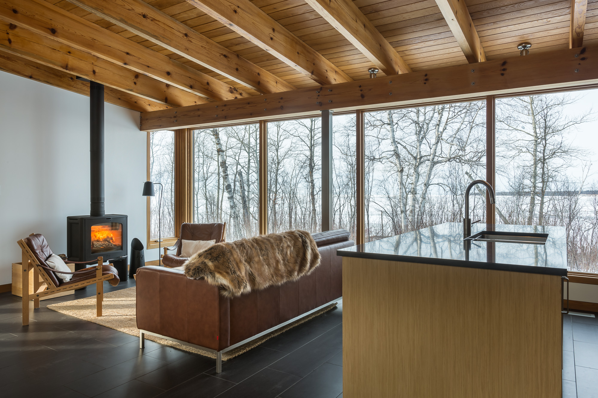 温尼伯湖畔的现代小屋，融入自然的私密空间-13