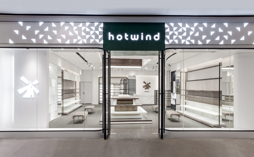 成都热风太古里形象店 | 突破传统，打造深色时尚空间-6