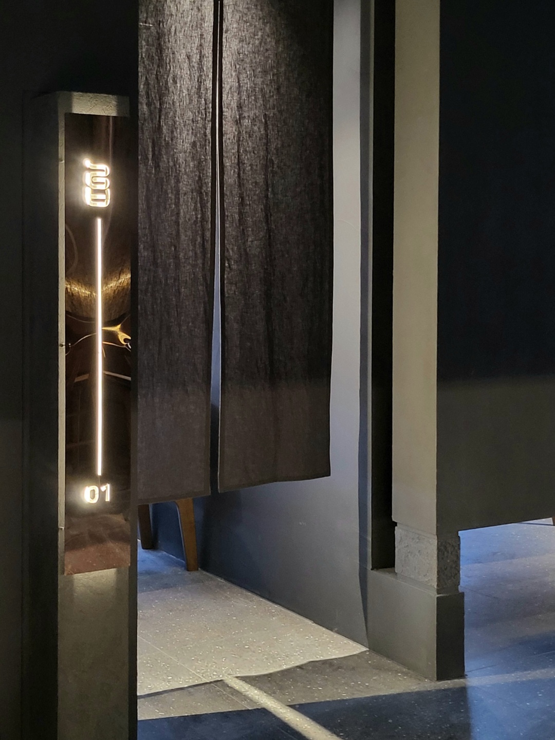 高级黑 | 45 平米极简主义雅致公寓-7