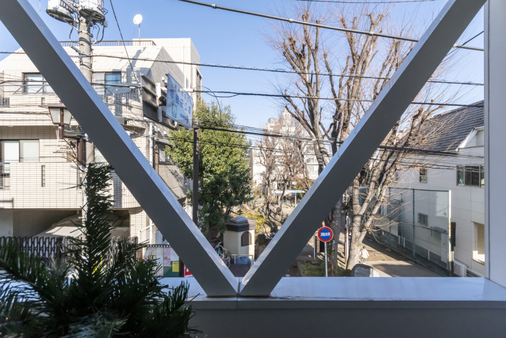 真ん中に螺旋階段のある家中庭のような階段を中心に明るく広く暮らす | Architecture | 100%LiFE-2