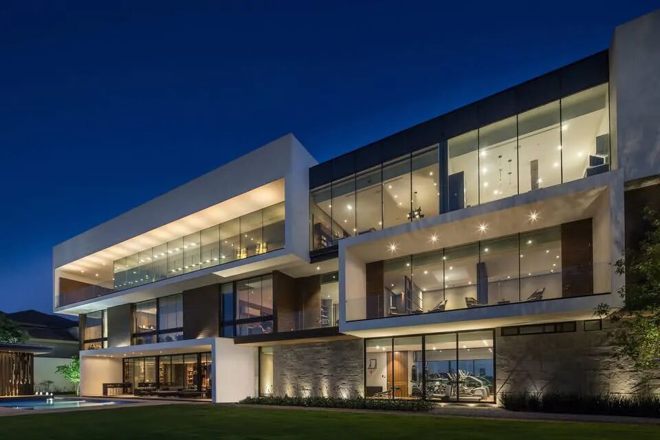 HouseMT|坡地光幕：蒙特雷星环里的悬浮极简主义-0