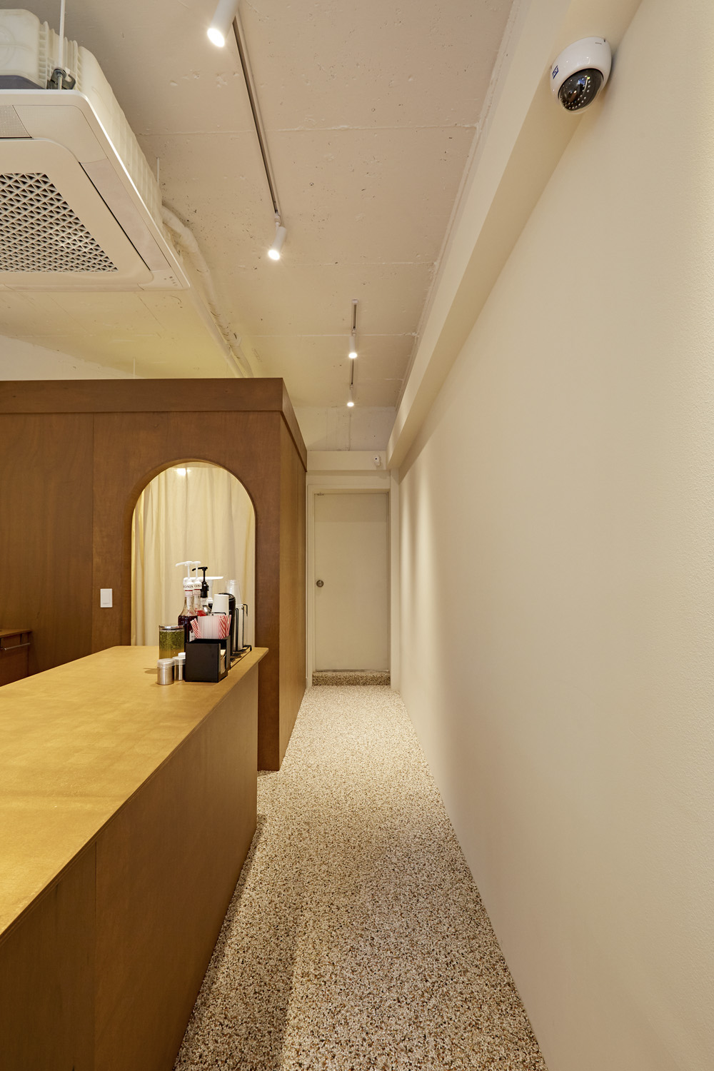 十平米简约咖啡馆，Manoah 诠释白色与木质魅力-10